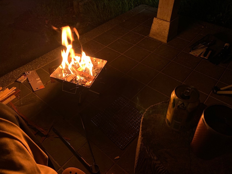 妹が帰ってくるまで、お先に焚き火タイムwithお酒🔥😚火を見ると落ち着くってのは本当なのね。
